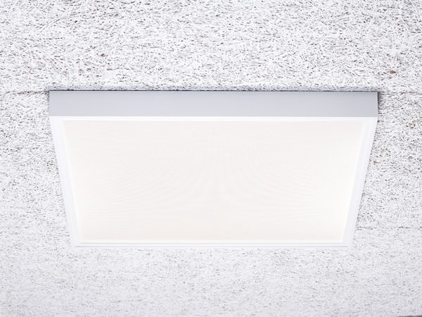 Indendørsbelysning: effektivt, energibesparende LED panel med mikroprismatisk afskærmning som sikrer en blød og jævn lysfordeling med meget lav blænding UGR